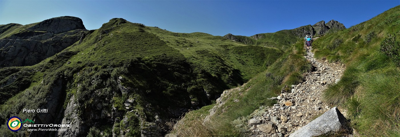 28 Risalendo la lunga Valle di Ponteranica.jpg